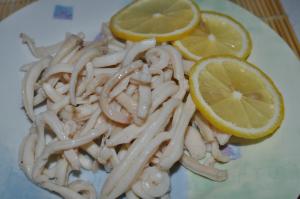 Жареные кальмары с лимоном