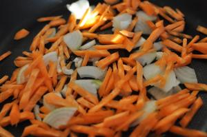 Лук и морковь на сковородке