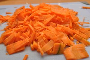 Морковь, порезанная соломкой