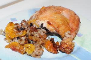 Курица, фыршированная рисом и сухофруктами