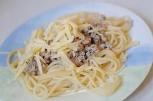 Спагетти с соусом из куриного фарша и сливок