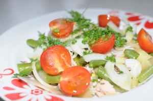 Тёплый салат с тунцом и овощами